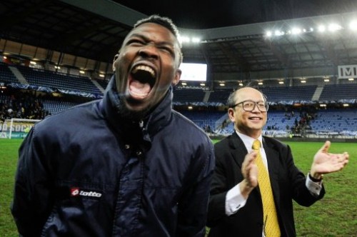 Marcus Thuram bersama pemilik Sochaux Li Wing Sang/AFP