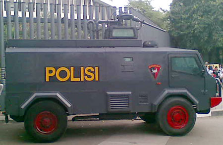 water cannon polisi