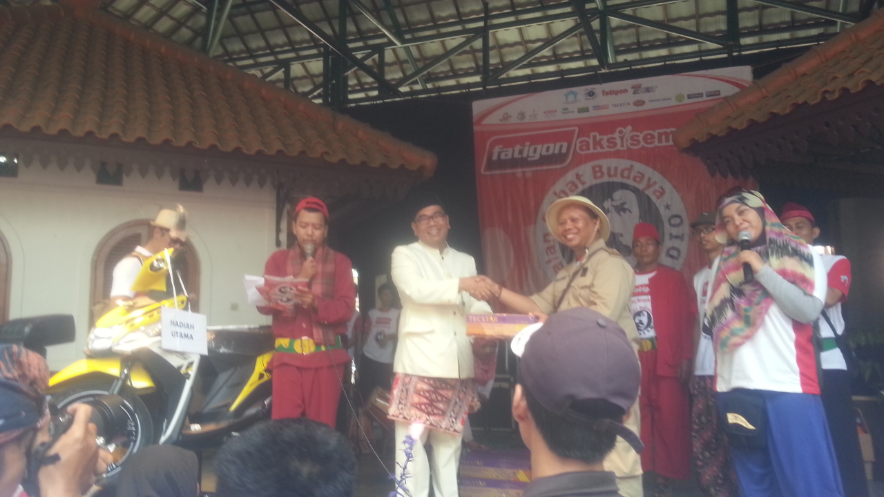 Bang Kardi dari Komunitas OSEBA di panggung Bens Radio image
